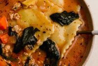 Tek Tencerede Kremalı Sosisli Ravioli Keyfi