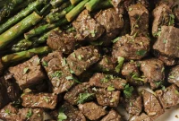 Mouthwatering Garlic Balsamic Steak Bites with Asparagus